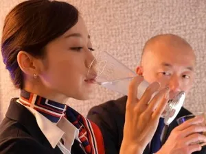 Một cô gái trẻ tóc ngắn, gợi cảm đang trong thời kỳ cho con bú, có hai bầu ngực lớn và đang vắt một cốc sữa. Cô ấy nhấc váy da lên và thủ dâm