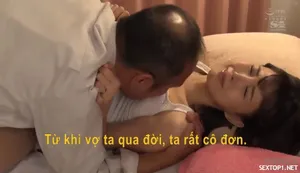 Eimi fukada thay mặt công ty bồi thường cho vị khách hàng khó tính
