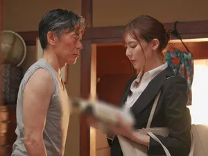 "Anh yêu~ quần áo nhỏ quá... ngực em hở mất rồi..." "Ôi, nhiều nước quá~ Em sắp xuất tinh rồi..." Bạn gái ngực khủng xinh đẹp bị quan hệ nhiều tư thế mà không dùng bao cao su tại nhà...