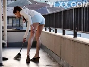 Cô giáo tốt bụng bảo vệ cậu học trò bởi đám đầu gấu