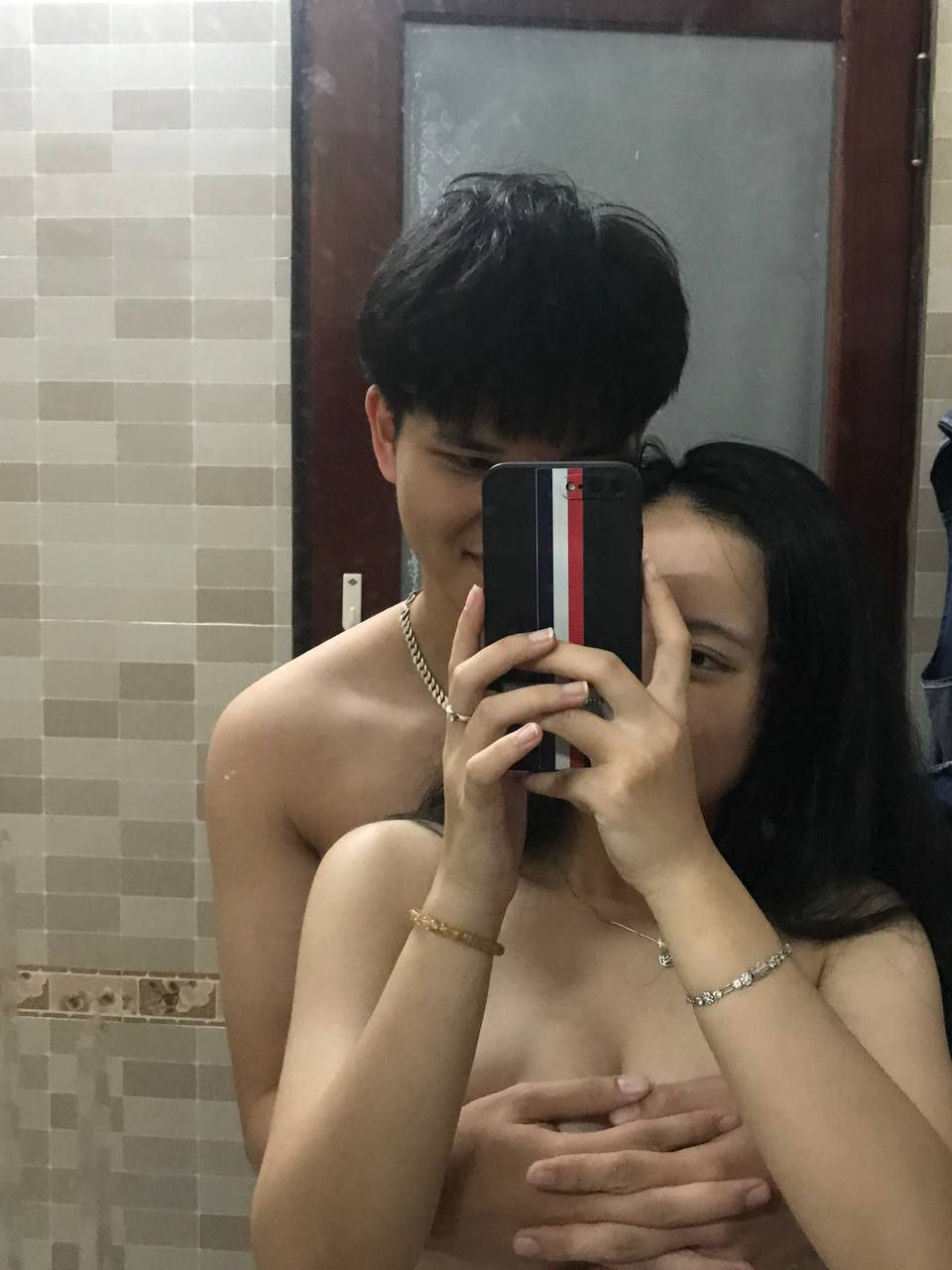 Thanh niên tình cờ nhìn thấy chị gái thằng bạn bị bố nắc và bắn ngập bím